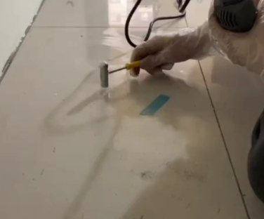景东瓷砖开裂维修公司专业分享瓷砖在铺贴前如果没有沥干水分，将会导致以下问题